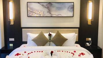 Deluxe Suite | Minibar, desk, WiFi, bed sheets