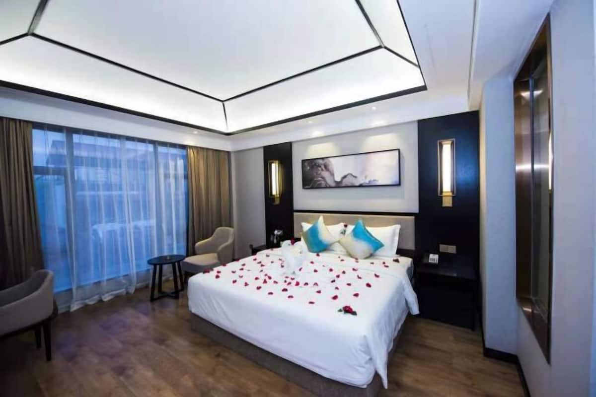 Minibar, desk, WiFi, bed sheets