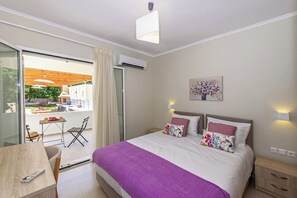 5 bedrooms, in-room safe, iron/ironing board, travel cot - Luxurious 5 bedroom villa, private heated pool, playground, garden and BBQ! (Prines)