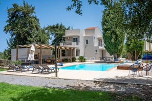 A heated pool - Luxurious 5 bedroom villa, private heated pool, playground, garden and BBQ! (Prines)