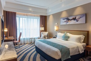 Minibar, escritorio, cortinas blackout y wifi gratis 