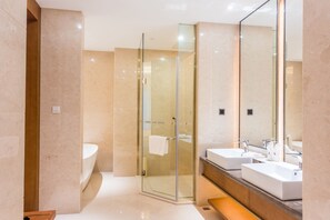 Business-Suite | Badezimmer | Kostenlose Toilettenartikel, Haartrockner, Hausschuhe, Handtücher