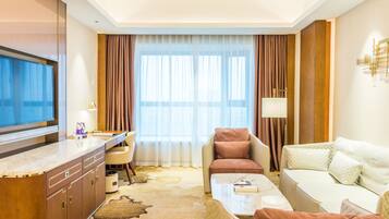 Deluxe Suite | Minibar, desk, blackout curtains, free WiFi