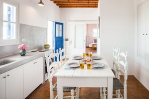 Villa | Essbereich im Zimmer