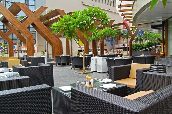 Frokost og middag serveres, lokale og internasjonale retter