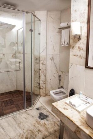 Dusj, regndusjhode, toalettartikler (inkludert) og hårføner