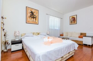 Internet, bed sheets - Apartments Aura - Comfort Studio Apartment f with shared swimming pool (Dubrovnik)