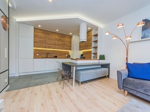 Superior-Apartment | Eigene Kochnische | Großer Kühlschrank, Mikrowelle, Ofen, Herdplatte