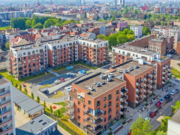 Un edificio residencial alto con varios balcones y un patio central.