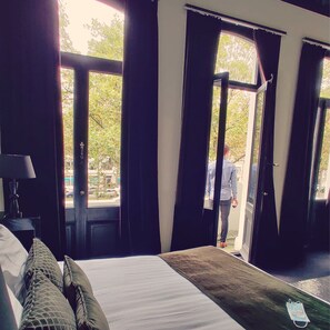 Deluxe Double Room (Nr. 2) | Individually decorated, individually furnished, free WiFi, bed sheets - B in Antwerp (Antwerp)