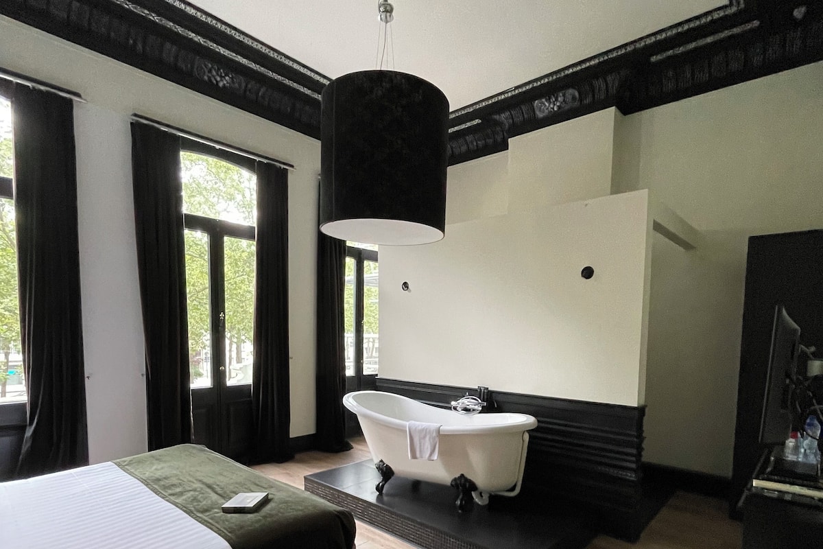 Deluxe Double Room (Nr. 2) | Individually decorated, individually furnished, free WiFi, bed sheets