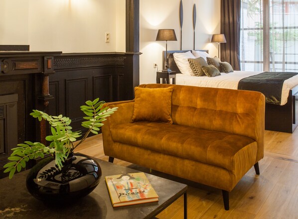 Deluxe Double Room (Nr. 1) | Individually decorated, individually furnished, free WiFi, bed sheets - B in Antwerp (Antwerp)