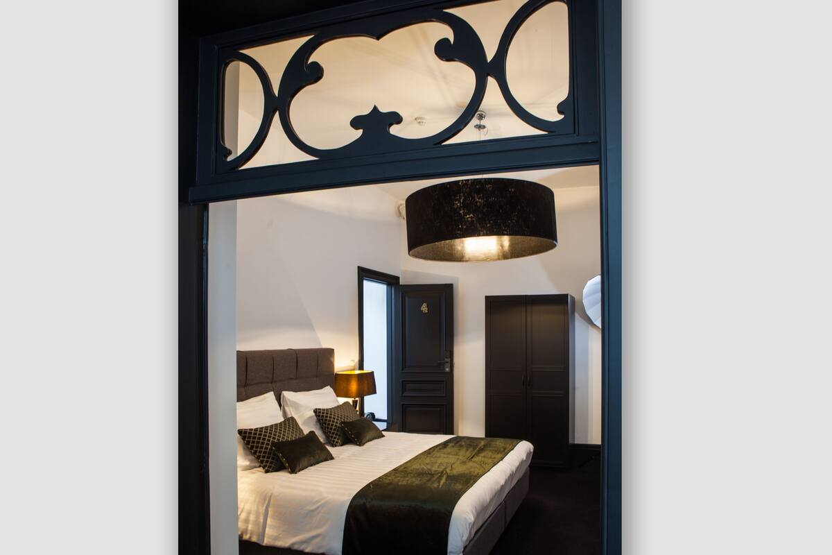 Deluxe Double Room (Nr. 4) | WiFi (free), individually decorated, individually furnished, bed sheets