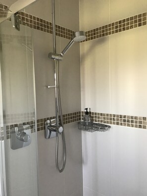 Bathroom shower - Fair View Bed and Breakfast (Tonbridge)