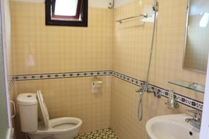 Shower, hair dryer, slippers, bidet - Thanh Homestay (Sa Pa)