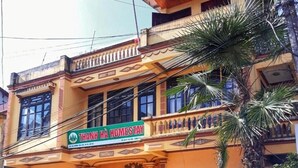 A two-story building with a sign reading "THANH HA HOMESTAY". - Thanh Homestay (Sa Pa)
