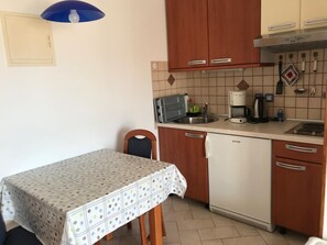 Frigorifero, piano cottura, macchina per tè/caffè, bollitore elettrico