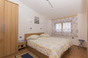 1 quarto, ferros/tábuas de passar roupa, berço de viagem