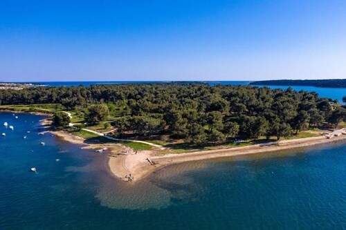 Air-conditioned apartment 250 m from the beach with private boat mooring