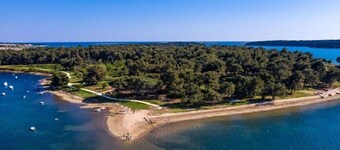 Air-conditioned apartment 250 m from the beach with private boat mooring