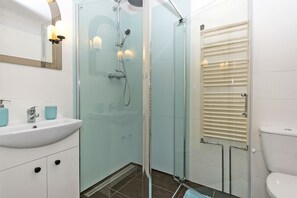 Family Apartment | Bathroom | Hair dryer, towels - City Center - Ogarna by Apartmore (Gdansk)