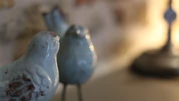 Primer plano de una figurita de pájaro sobre un fondo desenfocado.