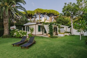 Property grounds - La residEnza 2-Villa in Ravello in a central position with parking and garden. (Ravello)