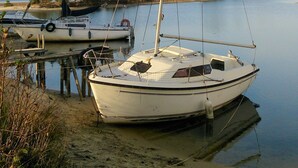 A calm marina with boats docked at wooden piers. - Beautiful new villa, quiet, near forest Biscarrosse / 6p (Biscarrosse)