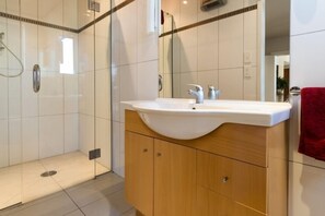 Badekar, hårtørrer, håndklæder, Toiletpapir