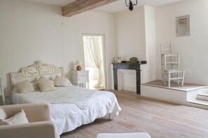 Desk, laptop workspace, iron/ironing board, cots/infant beds - Domaine de Marlas B&B (Rieucros)