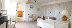A bedroom with a bed, a desk, a chair, and a lamp. - Domaine de Marlas B&B (Rieucros)