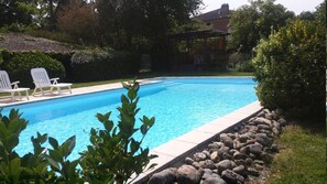 Outdoor pool - Domaine de Marlas B&B (Rieucros)