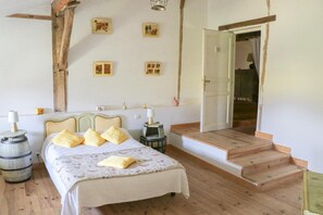 Desk, laptop workspace, iron/ironing board, cots/infant beds - Domaine de Marlas B&B (Rieucros)