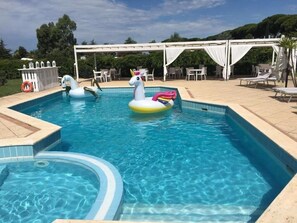 Una piscina al aire libre de temporada