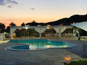 Piscine extérieure en saison