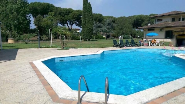 Piscine extérieure en saison