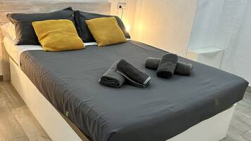 1 slaapkamer, een strijkplank/strijkijzer, reisbedje, beddengoed