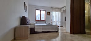 1 chambre, fer et planche Ă repasser, Wi-Fi gratuit, draps fournis
