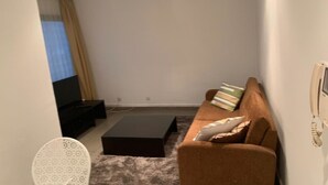アパートメント 1 ベッドルーム | リビング エリア | 40 インチの薄型テレビ (衛星放送視聴可)、テレビ