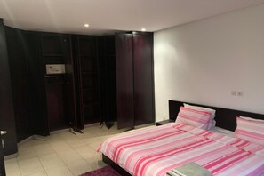 Apartamento, 1 quarto | 1 quarto, escrivaninha, cortinas blackout, ferros/tábuas de passar roupa