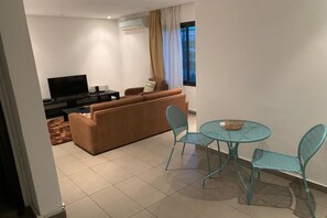 Apartamento, 1 quarto | Área de estar | TV de tela plana 40 polegadas com canais via satélite, TV