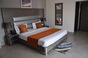 Kamar Double Standar | Minibar, brankas, meja kerja, dan tirai kedap cahaya