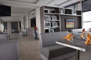 Se sirven desayunos, almuerzos, cenas y cocina local e internacional 