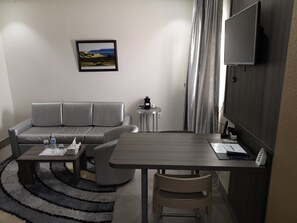 Suite – senior | Minibar, safe på rommet, skrivebord og blendingsgardiner