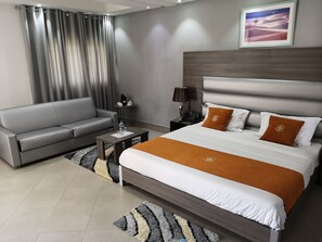 Junior-sviitti | Minibaari, tallelokero huoneessa, työpöytä, pimennysverhot