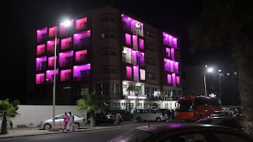 Fachada de la propiedad por la tarde o noche