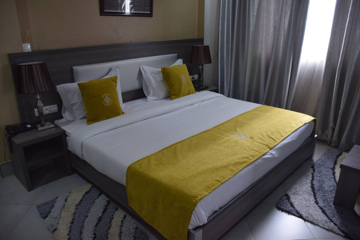 Senior Suite | Minibar, in-room safe, desk, blackout drapes