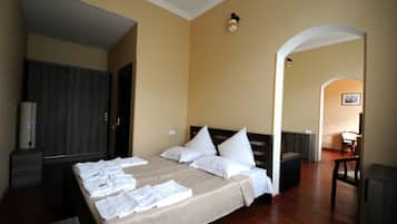 Double Room | Desk, iron/ironing board, bed sheets