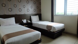 Deluxe Twin Room | Desk, laptop workspace, free WiFi, bed sheets - Hotel Grand Kartika Samarinda (Samarinda)