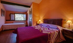 1 bedroom, free cots/infant beds, rollaway beds, bed sheets - Complejo Rural Finca Valvellidos (Torremenga)